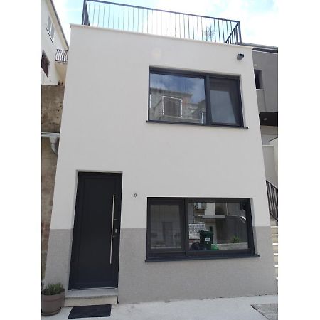 Modern Small House With A Terrace سبليت المظهر الخارجي الصورة