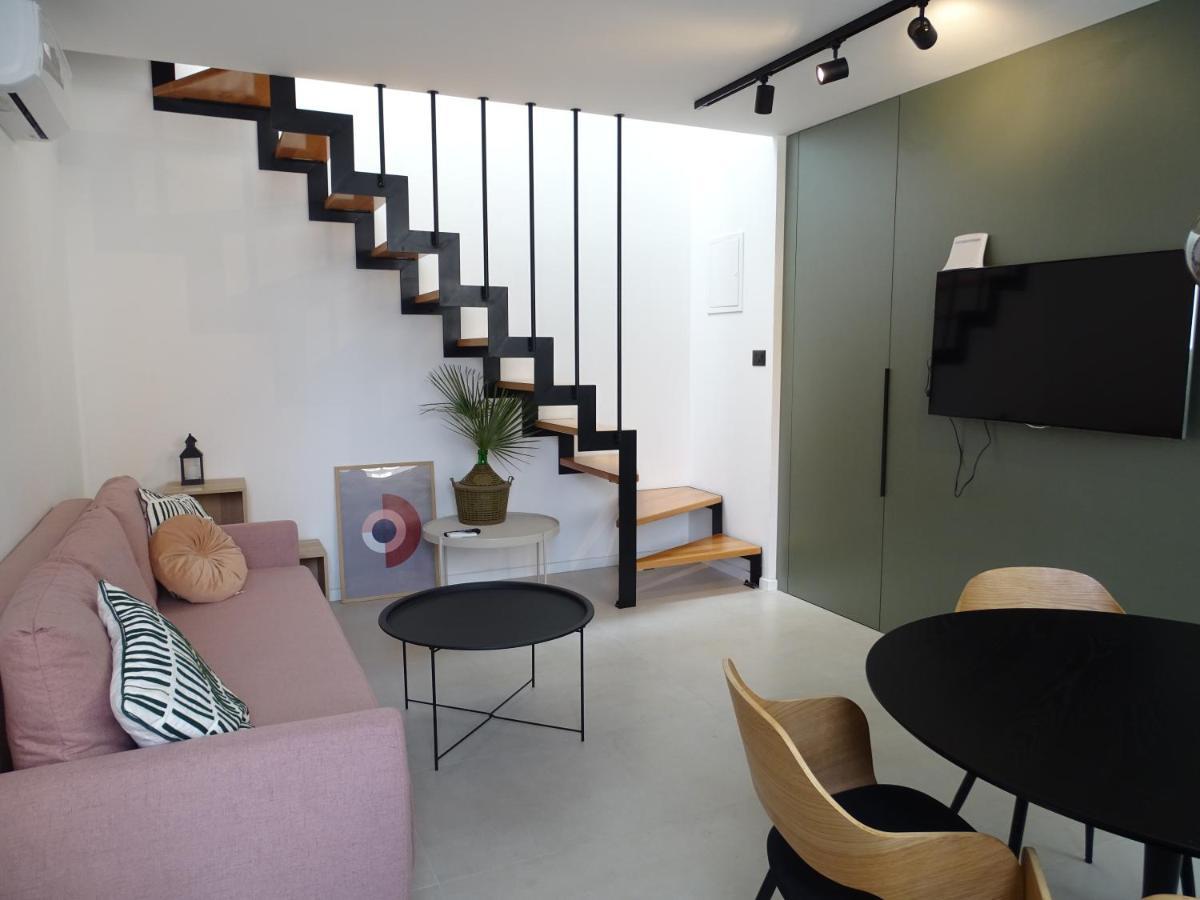 Modern Small House With A Terrace سبليت المظهر الخارجي الصورة