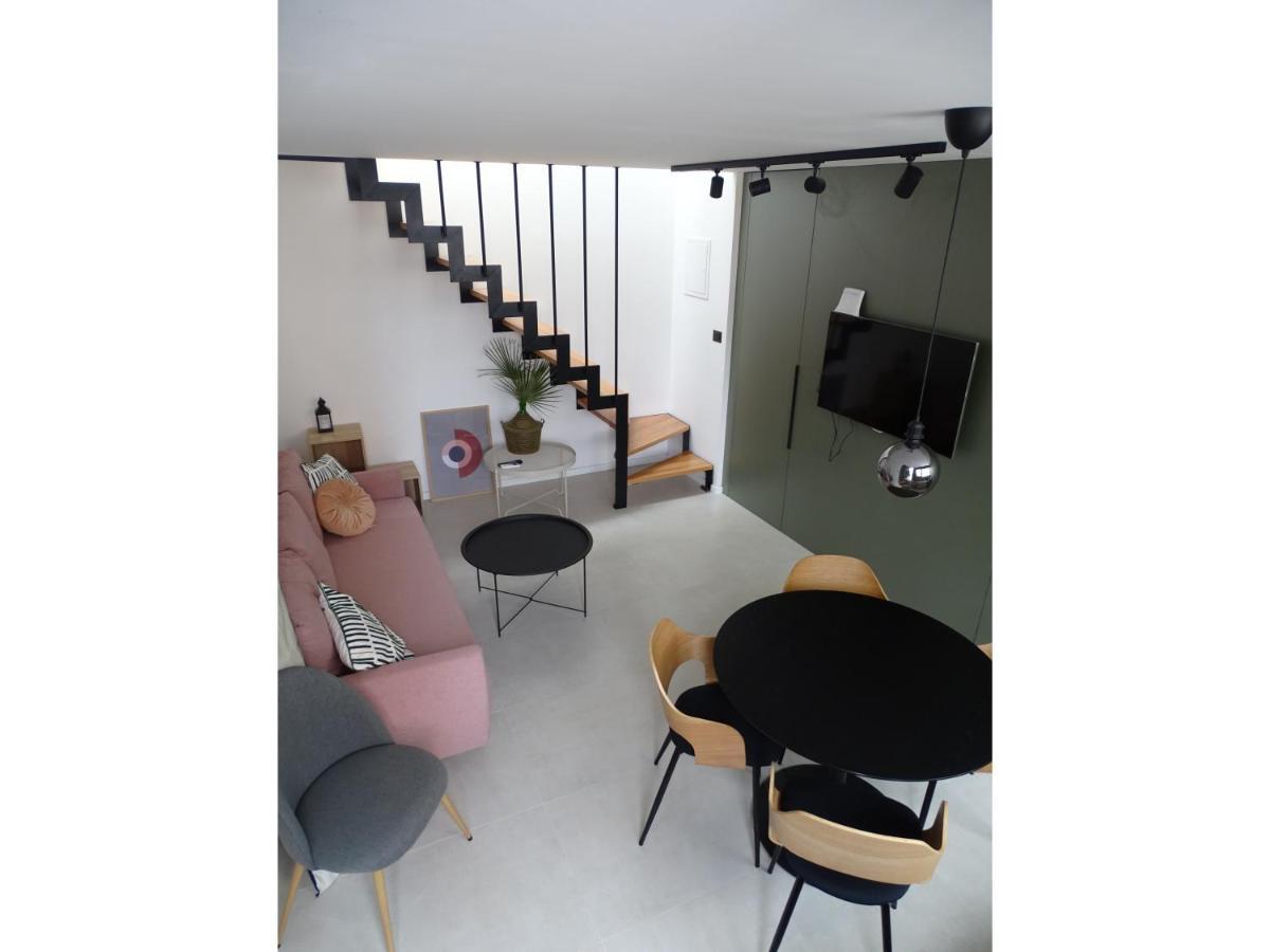 Modern Small House With A Terrace سبليت المظهر الخارجي الصورة