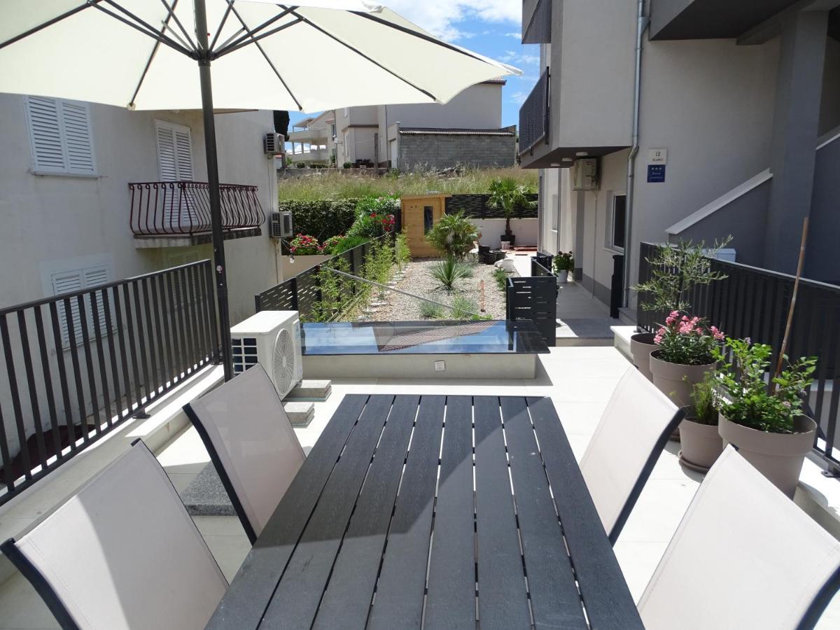 Modern Small House With A Terrace سبليت المظهر الخارجي الصورة